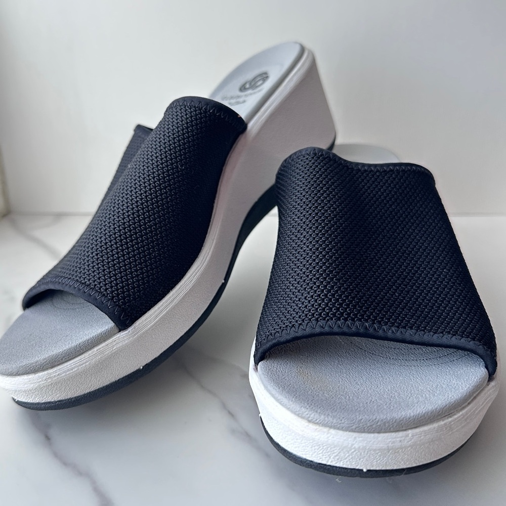 Clarks Women's Step Cali Bay Size 6.5 Thick White Sole Black White